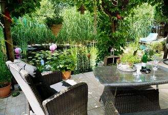Terrrasse mit Gartenteich