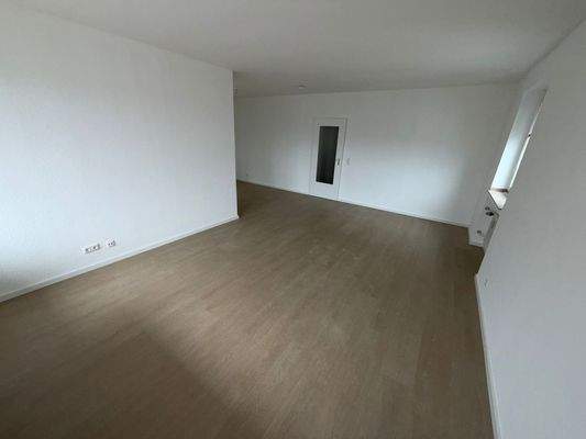 Leerer Wohnraum mit Tür