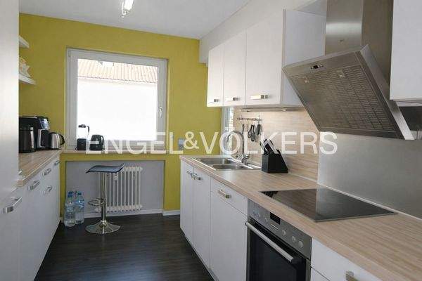 Praktische Einbauküche mit Zugang zum Ostbalkon (Eigentum der Mieter)