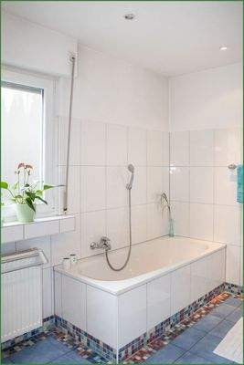 Tageslichtbad mit Badewanne im Obergeschoss