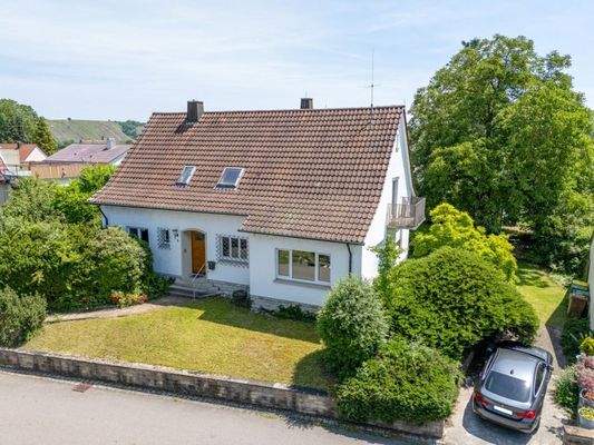 Straßenansicht mit Pkw-Stellplatz im Freien