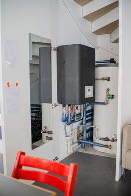 Heizungsraum unter der Treppe / Luft-Wasser-Wärmepumpe zum Heizen und Kühlen