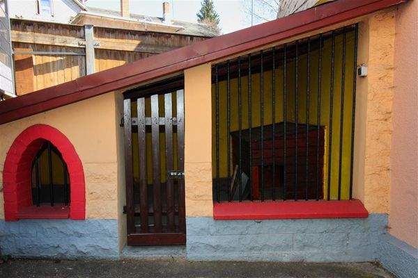 Hundhaus hinter dem Hauptgebäude