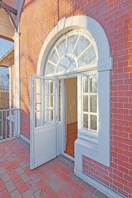 Rundbogenfenster mit plastisch modellierten Faschen