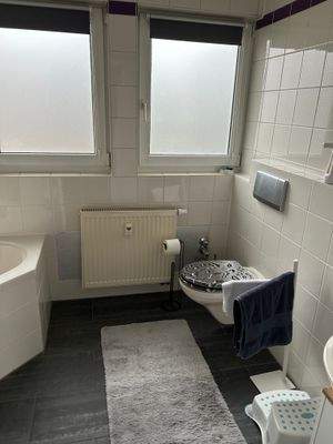 Bad mit Dusche Badewanne und Fenster