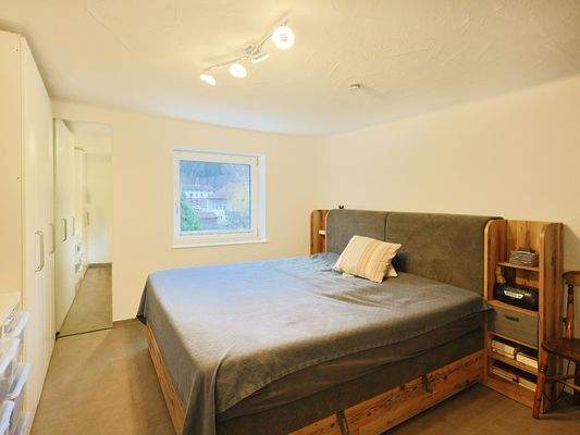 Gemütliches Schlafzimmer mit ausreichend Platz