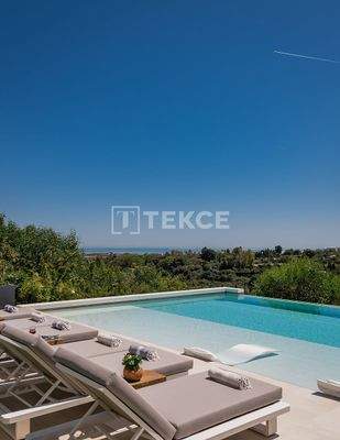 Golf View Villa with Designer Kitchen Near Beach in Benahavís