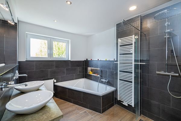 Badezimmer mit großer Badewanne
