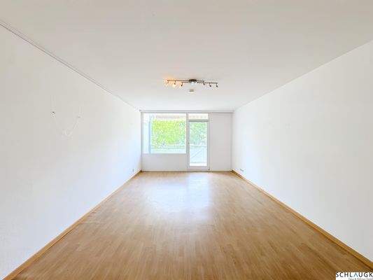 Wohnzimmer mit Balkonzugang