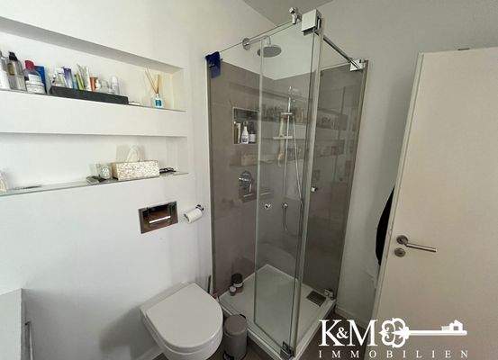 Badezimmer mit Dusche