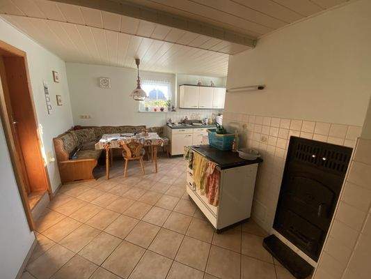 Küche mit Küchenofen und Kachelofenzugang