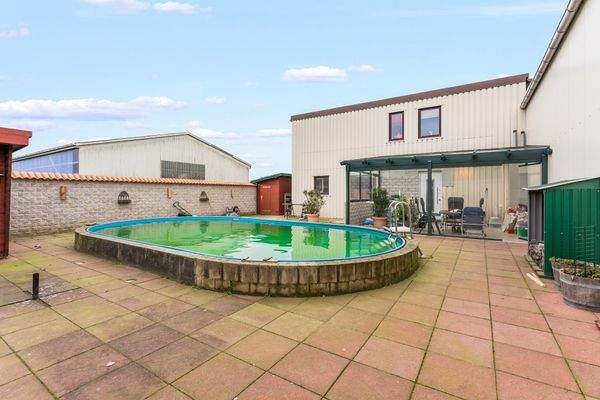 Pool und Wintergarten