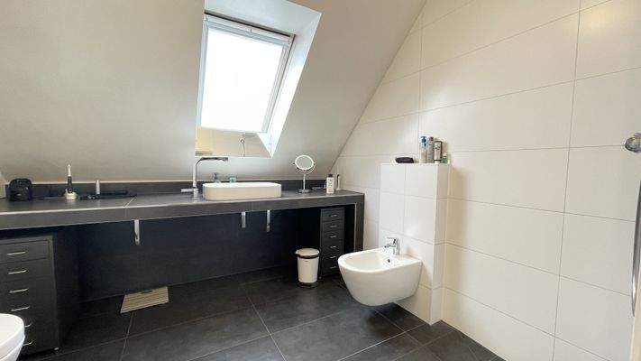 Badezimmer mit Dusche