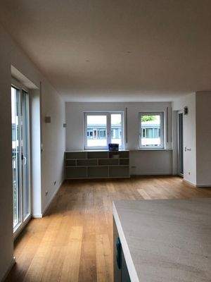 Blick von der Küche zum Wohnzimmer