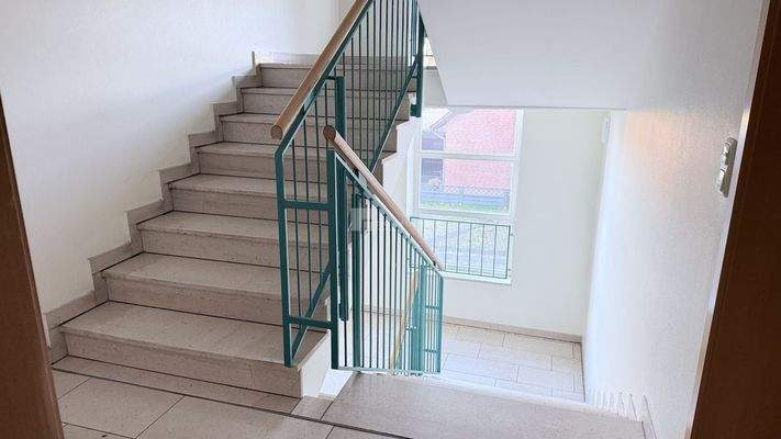 Aus der Wohnung in das Treppenhaus sehend