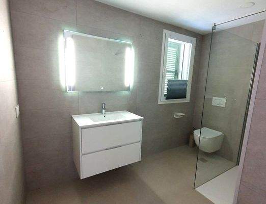 Bad mit Dusche &amp; Fenster