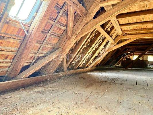 Kinderbereich im ausbaufähigen Dachgeschoss