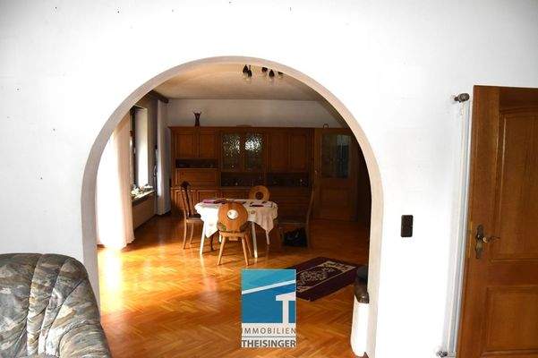 Sicht vom Esszimmer ins Wohnzimmer