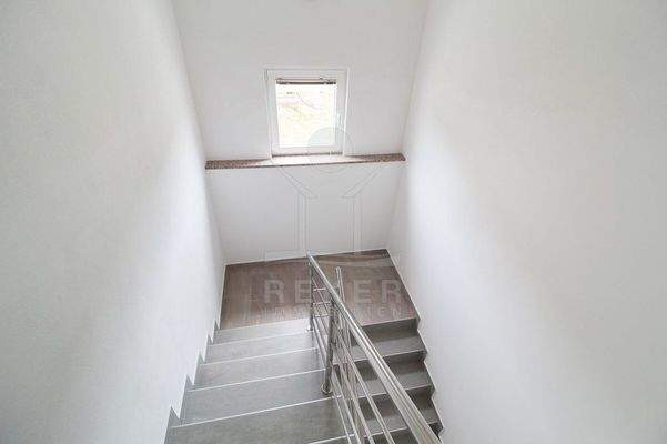 Ein attraktives Treppenhaus verbindet die Etagen