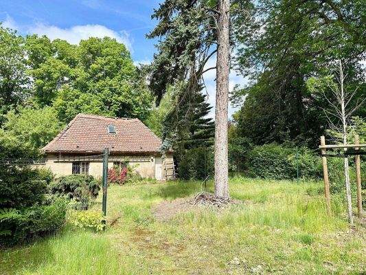 Nebengebäude mit Garage auf dem großen Grundstück