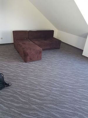 Wohnzimmer mit neuem Teppichboden