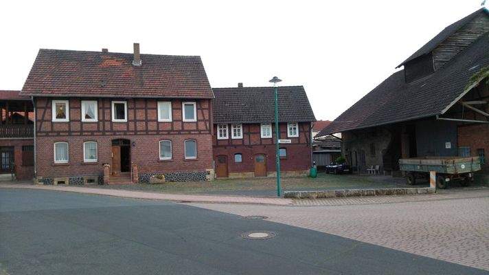 Haupthaus mit Parkplätzen