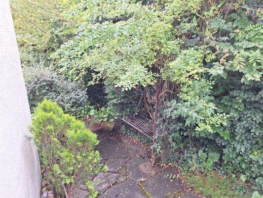 gemütliche Sitzecke im Grünen