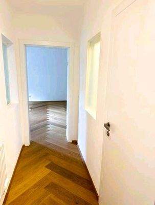 Blick Flur ins Wohnzimmer