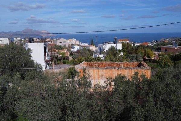 Kreta, Kokkino Chorio: Eckgrundstück in der Nähe des Dorfes und der Einkaufsmöglichkeiten zu verkaufen