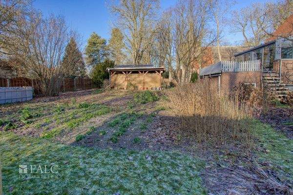 Gartenblick auf das Carport