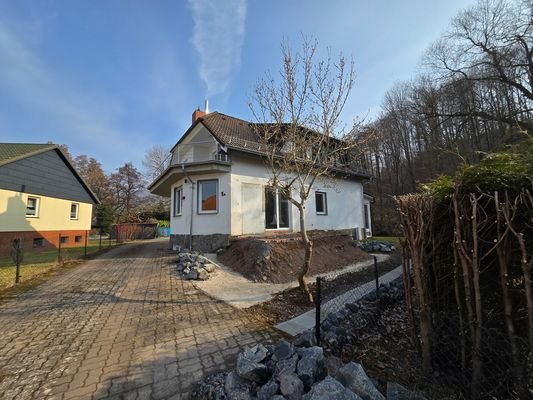 Ansicht Süd Westen mit Zufahrt Grundstück