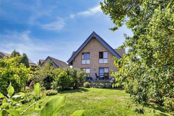 Rückansicht des Hauses mit Garten