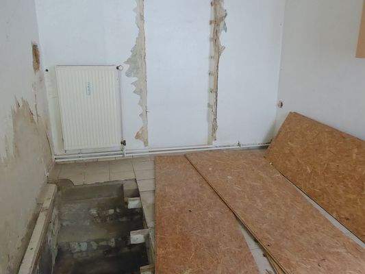 Raum mit Treppe in den Keller vorne