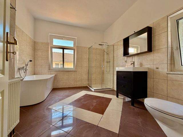 Einziehen und wohlfühlen: Frisch sanierte 4-Zimmer-Wohnung in Hochheim mit EBK & Balkon - Foto 3