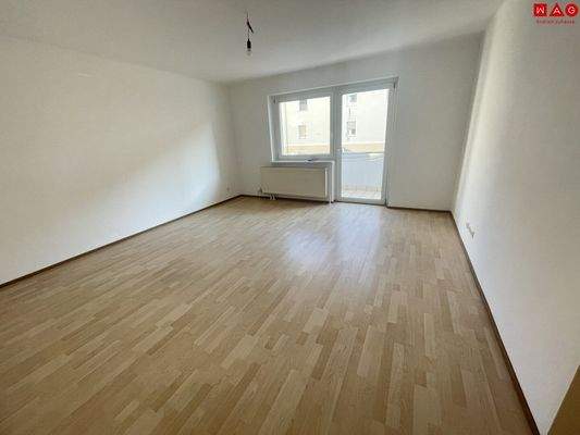 Wohnzimmer mit Balkon