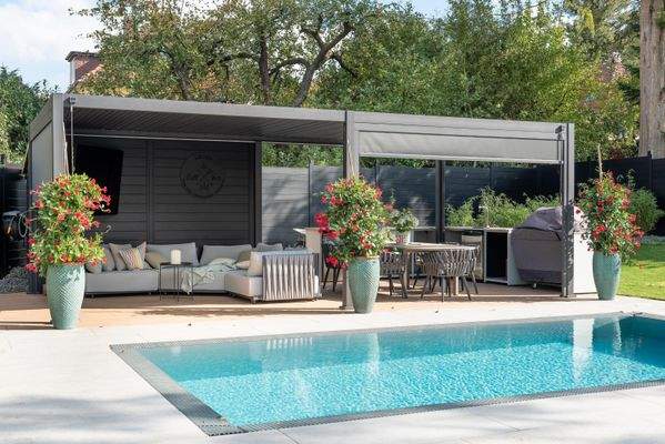 Pool mit Pergola und Outdoor-Kitchen