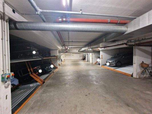geräumige Tiefgarage