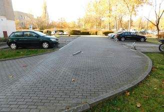 Zufahrt mit Stellplätzen