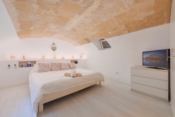 bedroom. (2)