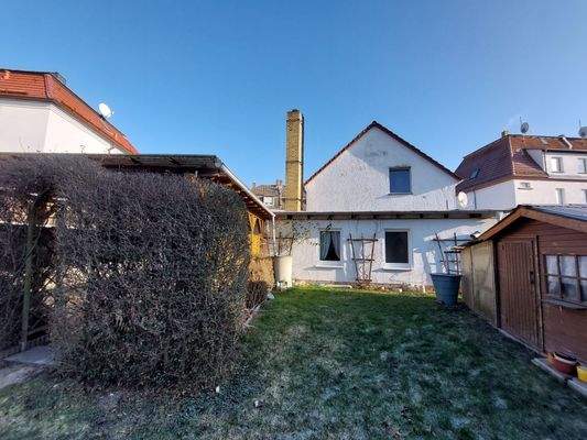 032 - Sicht auf Terrasse Haus und Gartenhaus