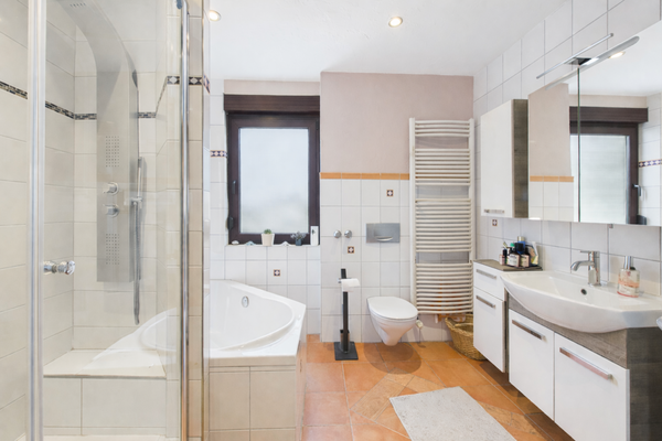 Bad im Dachgeschoss mit Wanne und Dusche