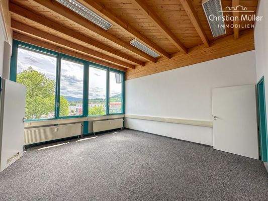 Lichdurchflutetes Büro