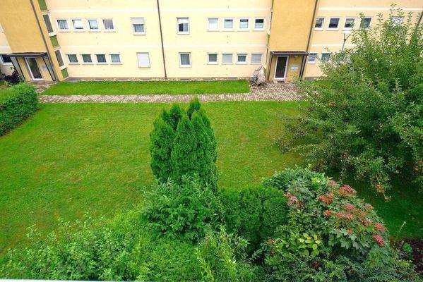 Blick vom Balkon- ins Grün