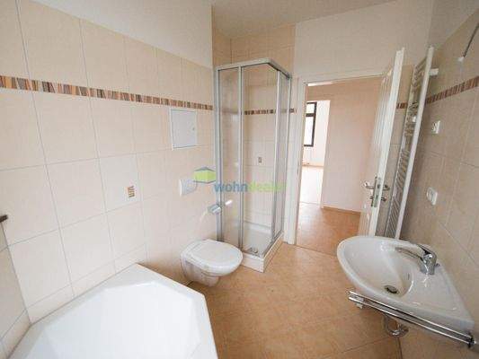 Tageslichtbad mit Badewanne und Dusche