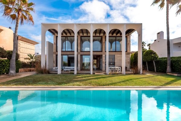Elegante Villa in erster Meereslinie in Son Veri Nou mit Blick auf die Bucht von Palma