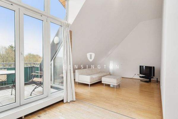 Wohnzimmer Couchecke mit Süd-Balkon