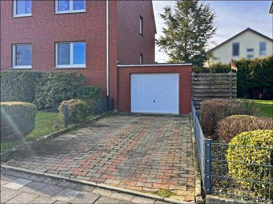 Eine weitere vierte Garage befindet sich rechts neben dem Haus