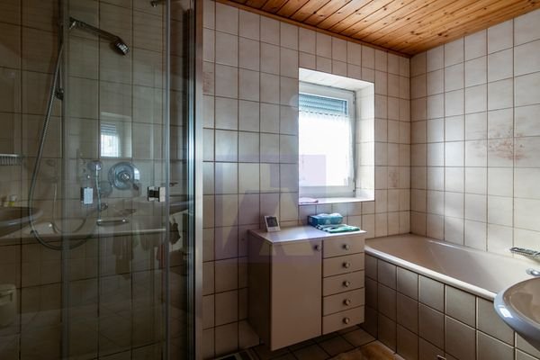 Bad mit Wanne und Dusche