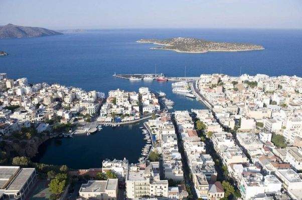 Kreta, Krousta: Grundstück mit Meerblick im Dorf in der Nähe von Agios Nikolaos