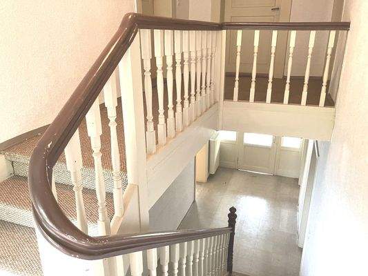 über das Treppenhaus ins Obergeschoss